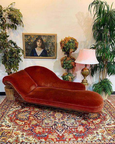 Victorian Chaise Lounge, Couches In Bedroom, Lounge Chair Aesthetic, Sofas Ideas Drawing Room, Drawing Room Sofas, Vintage Couch Living Room, Victorian Couches, Lounging Couch, Sofa Designs For Drawing Room