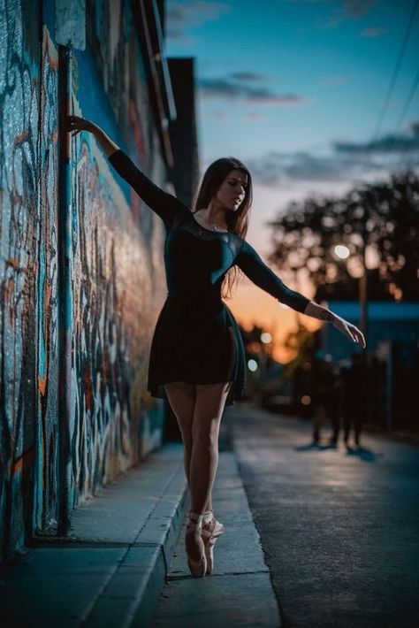 Ballet Photography Poses, Street Ballet, Photo Yoga, Ballet Dance Photography, Dance Picture Poses, Dance Photo Shoot, Dancer Photography, Ballet Pictures, Ballet Beauty