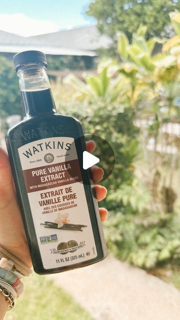 lauren kissee | motherhood & wellness on Instagram: "I’m telling you, it works!! Just make sure you are using pure vanilla extract with nothing extra in it. 👌🏼 Either put some on a cotton round or paper towel and apply anywhere you get bug bites!! I apply it 2x a day. Let me know if it works for you!!! #naturalbugrepellent #bugrepellent #mosquitobites #mosquitorepellent #crunchymom #crunchymama" Vanilla Extract Insect Repellent, Mosquito Repellent Vanilla Extract, Diy Vanilla Mosquito Repellent, Vanilla Extract Bug Spray Recipe, Vanilla Extract Mosquito Repellant, Vanilla Bug Repellent, Vanilla Bug Spray Recipe, Vanilla Mosquito Repellant, Vanilla Extract Bug Repellent