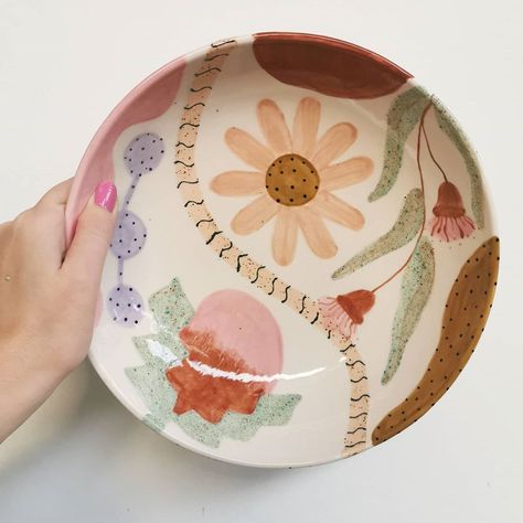 Crazy Pottery, Aesthetic Plates, Clay Project Ideas, Instagram Salad, Ceramic Cafe, Candy Poster, Diy Pottery Painting, Clay Plates, Painted Pots Diy