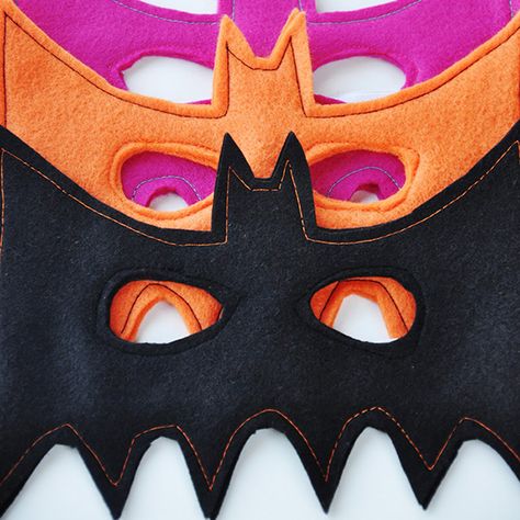 Learn how to make a bat face mask with this great “how to” tutorial from Living With Punks! This is perfect for Halloween costumes, dress up and play dates! This bat mask tutorial is easy enough for a beginner! Let’s get started: Materials 1/4 yard felt. I try to use wool felt, but you can use Diy Halloween Masks, Bat Mask, Masque Halloween, Mascaras Halloween, Felt Mask, Manualidades Halloween, Diy Gifts For Kids, Easy Diy Halloween, Fantasias Halloween