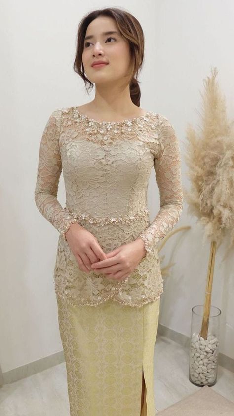 Kebaya Modern Simple, Renda Kebaya, Kebaya Simple, Model Dress Kebaya, Kebaya Lace, Batik Dress Modern, Bridesmaid Dresses Long Lace, Kebaya Wedding, Kebaya Modern Dress