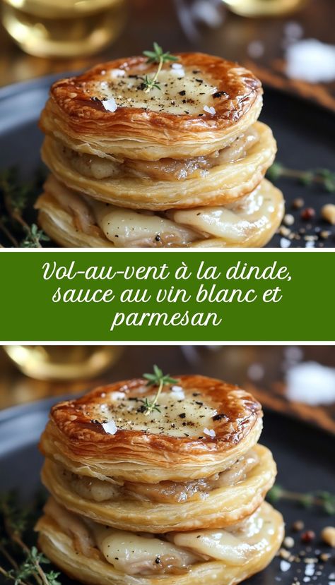 Vol-au-vent aux champignons et crème

Ingredients  
- 4 vol-au-vent  
- 250 g de champignons de Paris  
- 200 ml de crème fraîche  
- 100 g de parmesan râpé  
- 2 cuillères à soupe d'huile d'olive  
- Sel et poivre au goût  
- Persil frais pour la garniture Healthy Small Bites, Savory Meals, Small Bites, Nouvel An, Family Meals, Great Recipes, Parmesan, Sauce, Snacks