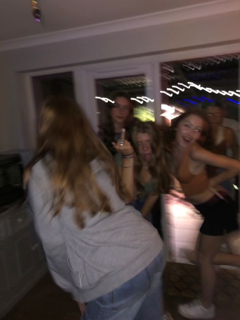 Teen Party Aesthetic, House Party Aesthetic, House Party Outfit, Friends Uk, High School Parties, Teenage Parties, Blurry Aesthetic, Fits Summer, London Party