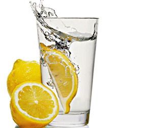 Drink warm lemon water for better skin and health! Lemon Health Benefits, Lemon Detox, Lemon Benefits, Flat Belly Diet, Detoxify Your Body, Lemon Water, Detox Diet, Detox Drinks, Healthy Weight