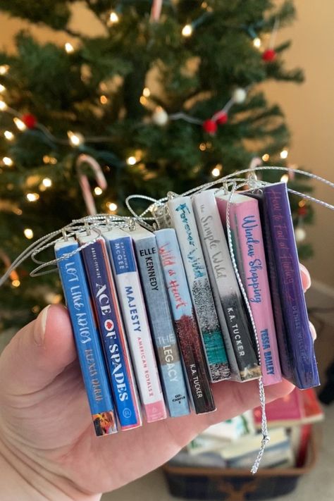 Christmas Tree Book Ornaments, Book Lovers Christmas Tree, Christmas Ornaments For Book Lovers, Diy Christmas Ornaments Books, Books Read Ornament, Diy Book Christmas Tree, Books Read Ornament Diy, Bookish Christmas Ornaments, Book Christmas Aesthetic