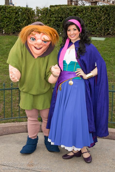 Quasimodo at Disney Character Central Notre Dame Musical, Notre Dame Disney, Esmeralda Disney, Alice In Wonderland Pictures, Disney World Characters, Princess Fashion, Disney Princess Fashion, Crafts Videos, Tokyo Disneyland