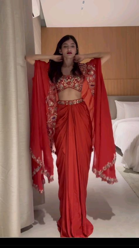 Indian Sagai Outfit, Modern Wedding Outfit Guest, Red Ethnic Wear Indian, Wedding Guest Dress Indian, Traditional Outfits Indian, Sari Outfits, Indian Wedding Outfits Guest For Women, Dhoti Sari, Indian Wedding Guest Outfit Ideas