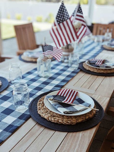 New England Tablescape, Memorial Day Picnic Ideas, Classy 4th Of July Decorations, Memorial Day Tablescapes, Memorial Day Party Ideas, Fourth Of July Aesthetic, Labor Day Decorations, Bbq Decor, Round Woven Placemats