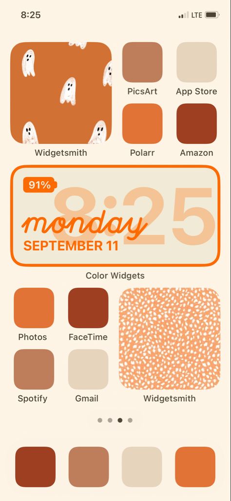 Fall Ios 17 Homescreen, Apple Home Screen Layout Aesthetic, September Phone Theme, Preppy Fall Posters, Fall Phone Inspiration, Fall Iphone Wallpaper Layout, Fall Iphone Home Screen Wallpaper, Fall Theme Phone Ideas, Halloween Home Screen Layout