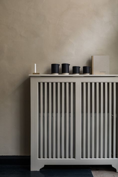 Radiator Cover Ideas, Diy Radiator Cover, Dining Room Banquette, Diy Heater, Home Radiators, Media Room Design, Radiator Covers, Living Room Shelves, Living Room Design Decor