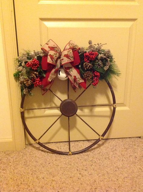 Rustic Graduation Party, Wagon Wheel Decor, Cowboy Theme Party, Rustic Decorating, Shabby Chic Decor Bedroom, Magic Crafts, Wheel Decor, Dollar Tree Diy Crafts, Upcycle Recycle