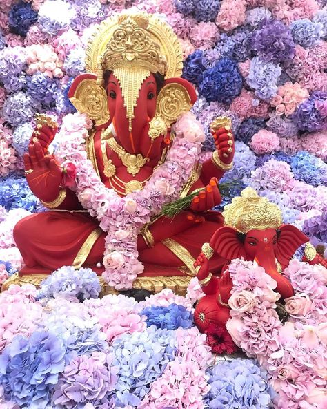 Ganesh Chaturthi Theme, Ganpati Flower Decoration, Wallpaper Of God, Akhanda Bharat, God Frame, Ganapati Decorations, Flower Decoration For Ganpati, Ganesha Decoration, Ganpati Murti