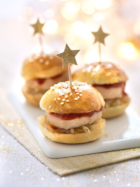 Des mini burgers de foie gras pour votre apéritif de Noël. Mini Burgers, Christmas Food Dinner, Köstliche Desserts, Christmas Appetizers, Yummy Food Dessert, Christmas Dinner, Brunch Recipes, Christmas Food, Diner