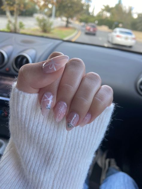 Pink Cristhmas Nails, Pink Xmas Nails Almond, Pink Christmas Nail Designs Short, Pink Almond Christmas Nails, Winter Coquette Nails, Pink And White Snowflake Nails, Christmas Coquette Nails, Cute Winter Nails Acrylic, Christmas Acrylic Nails Almond