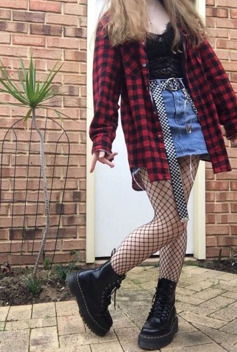 Goth Flannel Outfit, Alt Flannel Outfits, Red Flannel Outfit Aesthetic, Pink Grunge Aesthetic Outfits, Rock Summer Outfits, Red Flannel Outfits, Red Grunge Outfit, Flannel Outfit Ideas, Red Flannel Outfit