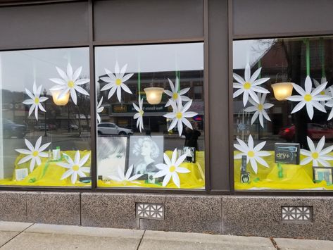 Fun paper daisy spring window display Cafe Window Display Ideas, Paper Flower Window Display, Spring Window Display Ideas, Easter Window Display, Decor Small Spaces, Spring Window Display, Easter Window, Spring Display, Art Rugs