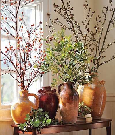 Ideas para decorar la casa en otoño con ramas y troncos. | Mil Ideas de Decoración Italian Vases, Tuscan Color Palette, Style Toscan, Tuscan Colors, Rustic Italian Home, Tuscany Decor, Tuscan Design, Rustic Italian, Rustic Vase