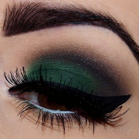 Dark Green Hoco Makeup, Dark Green Eye Makeup, Green Hoco Makeup, Emerald Green Makeup Looks, Dark Green Makeup, Black Waterline, Emerald Green Makeup, Green Makeup Looks, Dark Green Eyes