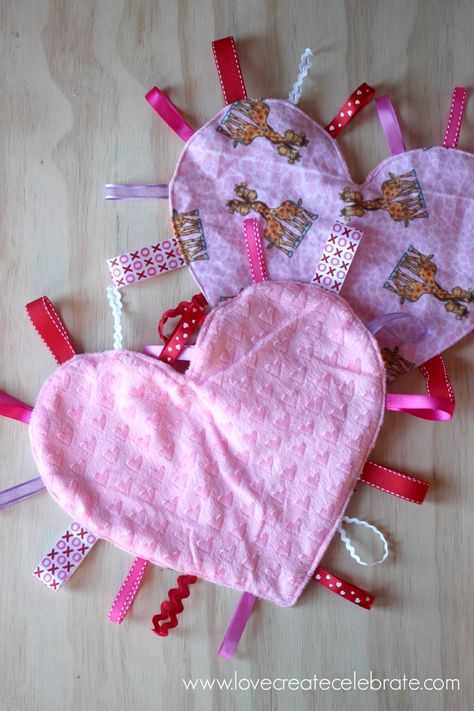 Heart Taggie Blanket Baby Gifts To Make, Taggie Blanket, Diy Gifts To Make, Blanket Tutorial, Tag Blanket, Diy Baby Gifts, Baby Sewing Projects, Beginner Sewing Projects Easy