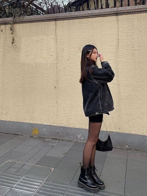 18 Doc Martens Outfits For Women To Rock The Boots - What Dress Code? Small Black Purse Aesthetic, Platform Doc Martens Outfit, Doc Martens Outfits, Dr Martens Outfit, Mode Emo, Mode Inspo, 가을 패션, Mode Streetwear, Doc Martens