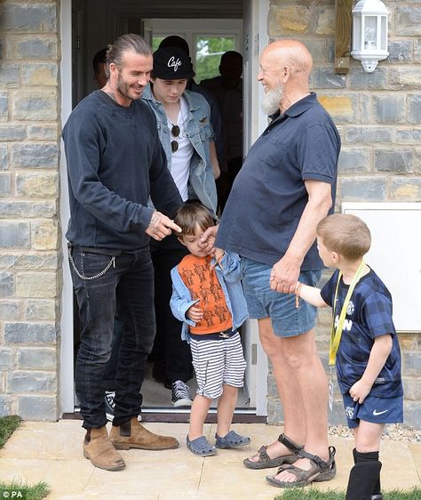 Beckham Style Casual, Festival Fashion Men, David Beckham Casual, Glastonbury Outfits, Glastonbury Festival Fashion, David Beckham Style Outfits, Beckham Family, David Beckham Style, Bald Men Style