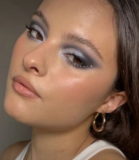 Gray Silver Eye Makeup, Gray Eyeshadow Looks, Quinceanera Inspiration, Gray Eyeshadow, Silver Glitter Eye Makeup, Grey Eye Makeup, Silver Eye Makeup, Grey Eyeshadow, Silver Makeup