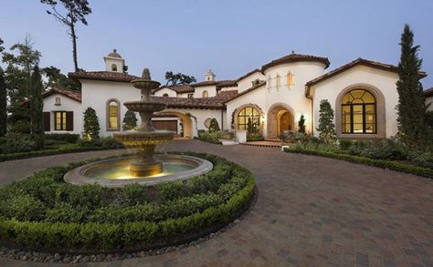 Mediterranean Exterior Design, Style Toscan, Circle Driveway, Modern Driveway, Spanish Interior, Asma Kat, Mediterranean Exterior, Mediterranean Mansion, Tuscan Style Homes