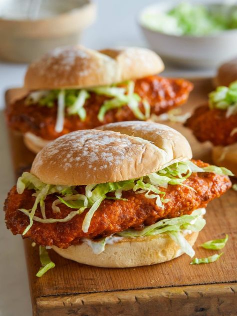 Honey Hot Chicken, Resep Burger, Resep Sandwich, Hot Chicken Sandwiches, Chicken Sandwich Recipe, Plats Healthy, Chicken Sandwich Recipes, Chicken Sandwiches, Pasti Sani