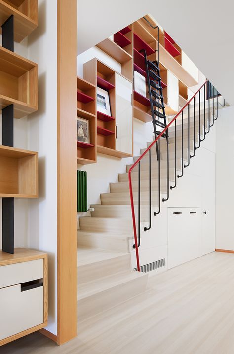 © Albert Vecerka/Esto Soho Penthouse, Penthouse Design, Staircase Storage, Escalier Design, Penthouse Apartment, Stair Storage, Design Del Prodotto, Storage Ideas, Penthouse