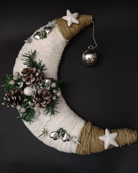 Moon Wreath Tutorial, Christmas Moon Decoration, Santa Crescent Moon Wreath, Crescent Moon Christmas Wreath, Crescent Moon Wreath Diy Christmas, Christmas Moon Wreath, Outdoor Christmas Tree Decorations, Christmas Wreaths Diy Easy, Outdoor Christmas Tree