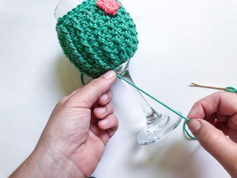 Wine Glass Cozy Crochet Pattern, Crochet Wine Glass Cozy Pattern Free, Crochet Wine Glass Holder, Crochet Wine Glass Cozy, Wine Glass Cozy, Wine Glass Ideas, Koozie Pattern, Wine Bag Pattern, Crochet Glasses