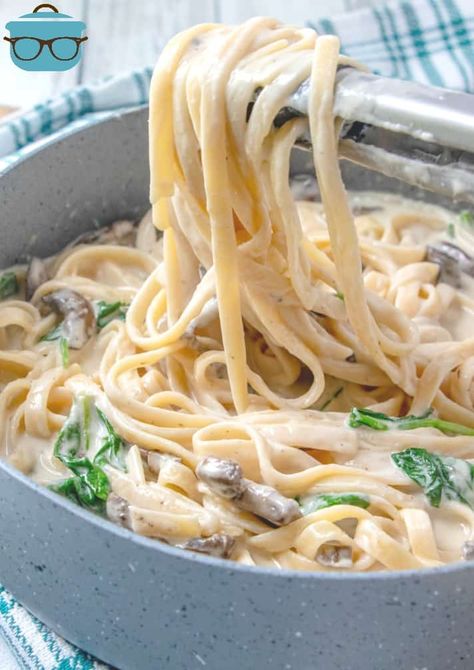 Creamy Garlic Fettuccine Alfredo with spinach and mushrooms in a large skillet. Parmesan Fettuccine, Chicken Spinach Mushroom, Chicken Alfredo Fettuccine Recipe, Spinach Fettuccine, Fettuccine Alfredo Recipe, Cream Cheese Spinach, Fettuccine Recipes, Spinach And Mushrooms, Spinach Alfredo