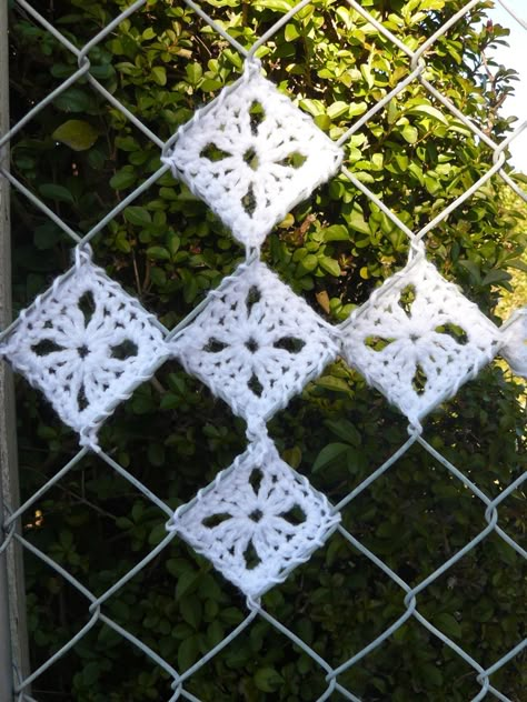 So cute! Imagine the shade pattern of a fence like this. Great way to add subtle privacy for the season. Crochet Fence, Yarn Winders, Guerilla Gardening, Yard Fence, Fencing Ideas, Fence Art, Chain Link Fence, Outdoor Material, Side Yard