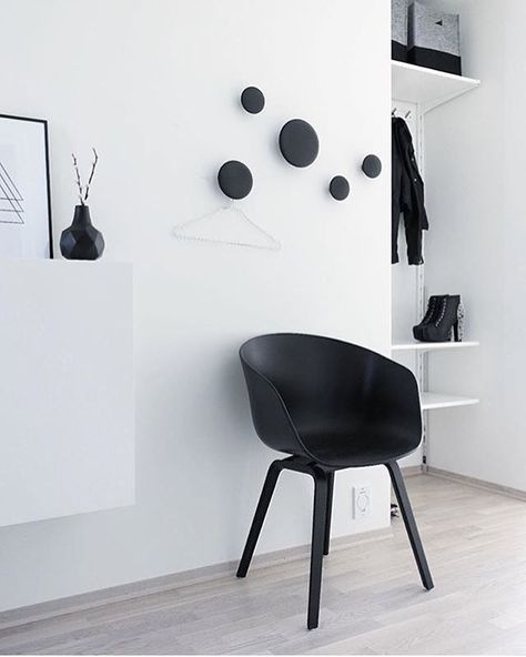 Muuto dots - voor in de badkamer. En misschien nog in de slaapkamer of overloop? Ideas Recibidor, Muuto Dots, Decoration Hall, Black And White Interior, Minimalist Living, Scandinavian Interior, Scandinavian Home, White Interior, Interior Inspo