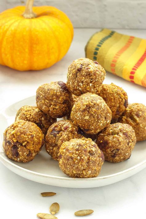 These no-bake pumpkin spice protein balls are full of real pumpkin and other wholesome ingredients for a high protein snack with healthy fats and delicious fall flavors. Pumpkin Protein Balls, Oats Protein, High Protein Snack, Pumpkin Protein, Bake Pumpkin, Pumpkin Cranberry, Protein Snack, Protein Balls, Fall Flavors