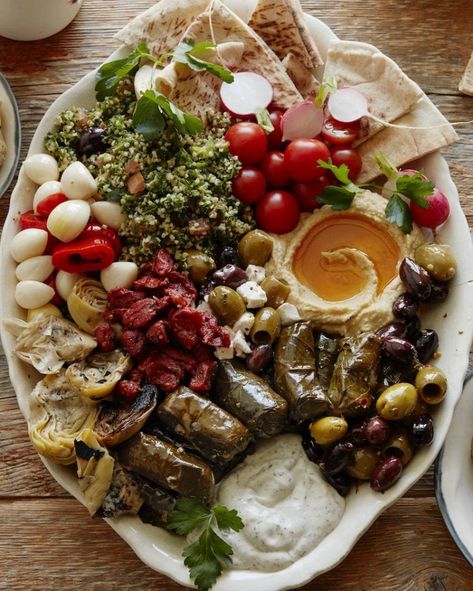 Vegetarian Mezze, Whats Gaby Cooking, Party Food Platters, Brunch Menu, Deilig Mat, Snacks Für Party, Vegetarian Dinner, Food Platters, Wedding Food