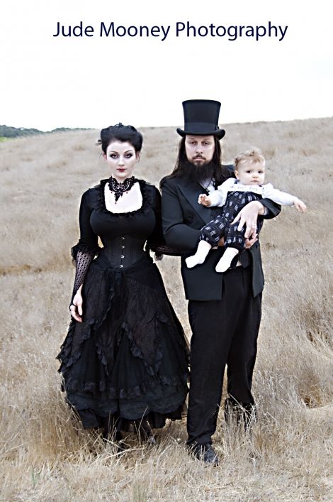 i so want to do this Gothic Victorian Photoshoot, Victorian Goth Couple, Goth Graveyard Photoshoot, Spooky Victorian Portraits, Trad Goth Outfits, Trad Goth Photography, Gothic Culture, Goth Look, Goth Wedding