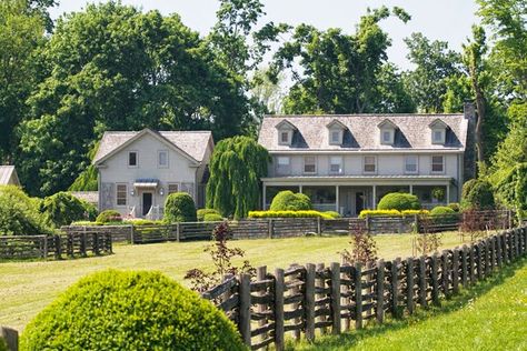 Martha Stewart’s move to Bedford, New York, an upscale hamlet in Westchester County, took place over a period of two years while her new pro... Plot Planning, Sonoma Garden, Napa Farmhouse, Bedford New York, England House, 18th Century House, Martha Stewart Home, Exterior Houses, Clapboard Siding