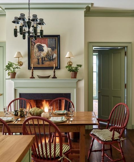 English Dining Room Country Style, Dining Room English Country, English Country Dining Room Ideas, Fireplace In Kitchen Ideas, Gil Schafer Interiors, Low Country Interior Design, New England Dining Room, 90s Home Aesthetic, Cozy Cottage Dining Room