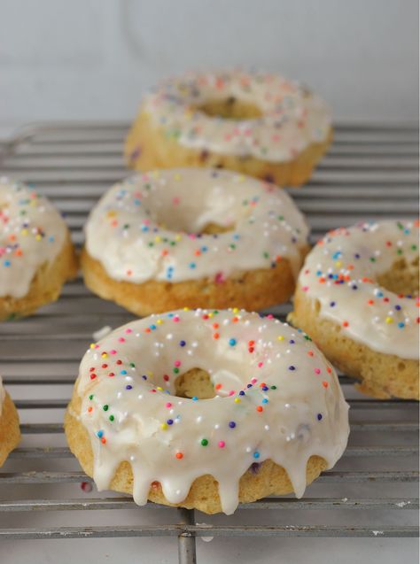 Baked Vanilla Frosted Funfetti Donuts via @preventionrd Morning Recipes Breakfast, Lime Chicken Tacos, Baked Donut Recipes, Sprinkle Donut, Lime Chicken, Vanilla Frosting, Unhealthy Food, Baking Flour, Butter Chicken