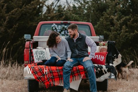 Red Truck Christmas Pictures Outfits, Dog Family Pictures, Christmas Mini Shoot, Christmas Photos Outfits, Christmas Couple Photos, Christmas Couple Pictures, Christmas Pictures Outfits, Christmas Family Photoshoot, Holiday Mini Session