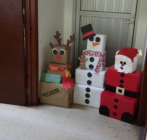 Pasión Navideña | Les comparto!! Con cajas de cartón, los hice para adornar en mí trabajo...🥰☃️🦌🎅 Christmas Displays, Xmas Deco, Abstract Art Painting Diy, Carton Box, Christmas Display, Art Classes, Abstract Art Painting, Diy Painting, Kindergarten