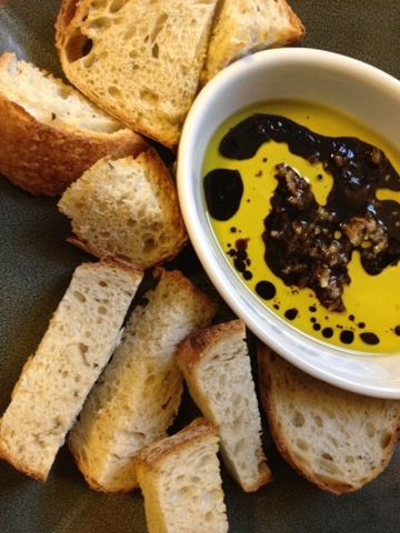 Bread With Olive Oil And Balsamic, Balsamic Olive Oil Bread Dip, Bread With Olive Oil Dip, Bread And Olive Oil Dip, Bread And Dipping Oil, Bread And Oil, Basalmic Vinegar, Bread Dips, Bread With Garlic