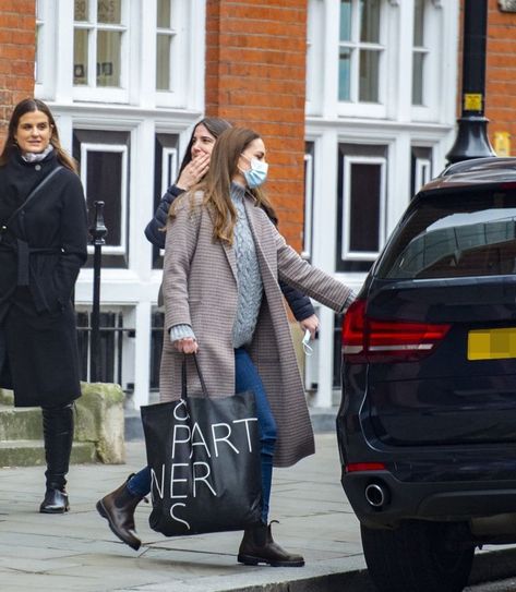 Kate Middleton out shopping in Chelsea Peter Jones, Catherine Walker, Blundstone Boots, Kate Middleton Outfits, Off Duty Outfits, Prince Charles And Camilla, London Shopping, Botas Chelsea, Middleton Style