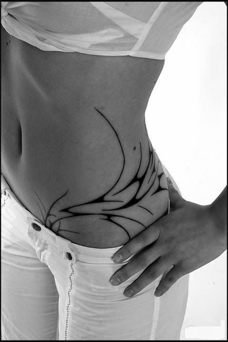 Female tattoo Girl tattoo Free TattooFemale tattoo Girl tattoo Free Tattoo http://stylo-tattoo.blogspot.com/ Hip Tattoos For Girls, Girl Flower Tattoos, Flower Hip Tattoos, Stammestattoo Designs, Tato Suku, Waist Tattoos, Hip Tattoos Women, Hawaiian Tattoo, Stomach Tattoos