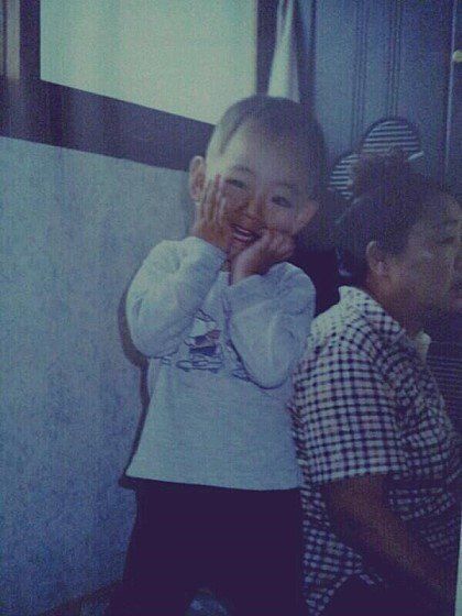 This is V!!!! OMO!!! Bts Predebut, V Bts Wallpaper, Childhood Photos, Kim Taehyung Wallpaper, Bts Lockscreen, Fan Fiction, Jimin Jungkook, Album Bts, V Taehyung