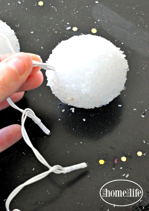 White Christmas Garland Diy, Diy Snow Garland, Cotton Ball Snow Garland, Winter Wonderland Decorations Diy, Snowflake Garland Diy, Diy Snowballs, Snowballs Diy, Snowball Garland, Diy Winter Wonderland Decorations