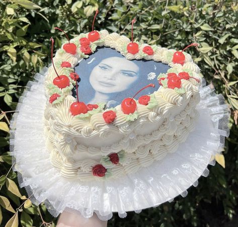 Halloween Costumes Celebrities, Lana Del Rey Cake, Celebrities Airport, Celebrities Halloween, 20 Birthday Cake, Vintage Birthday Cakes, Celebrity Halloween, Celebrity Baby, Celebrity Baby Names