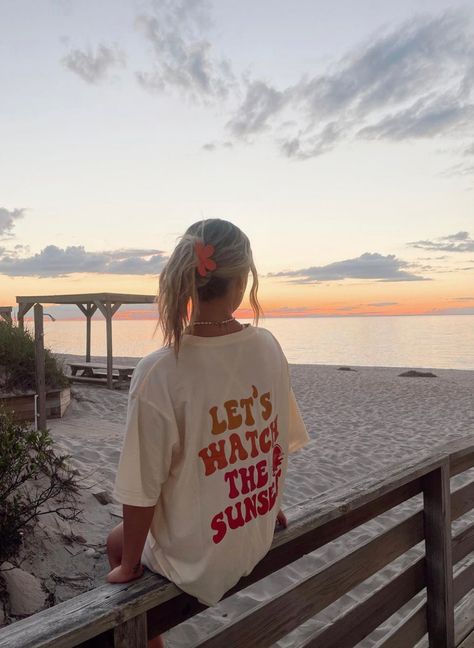 Flower Claw Clips, Surfergirl Style, Flower Claw Clip, Boho Looks, Sunset Graphic, Santa Monica Beach, Surfer Girl Style, Beach Poses, Orange Flower